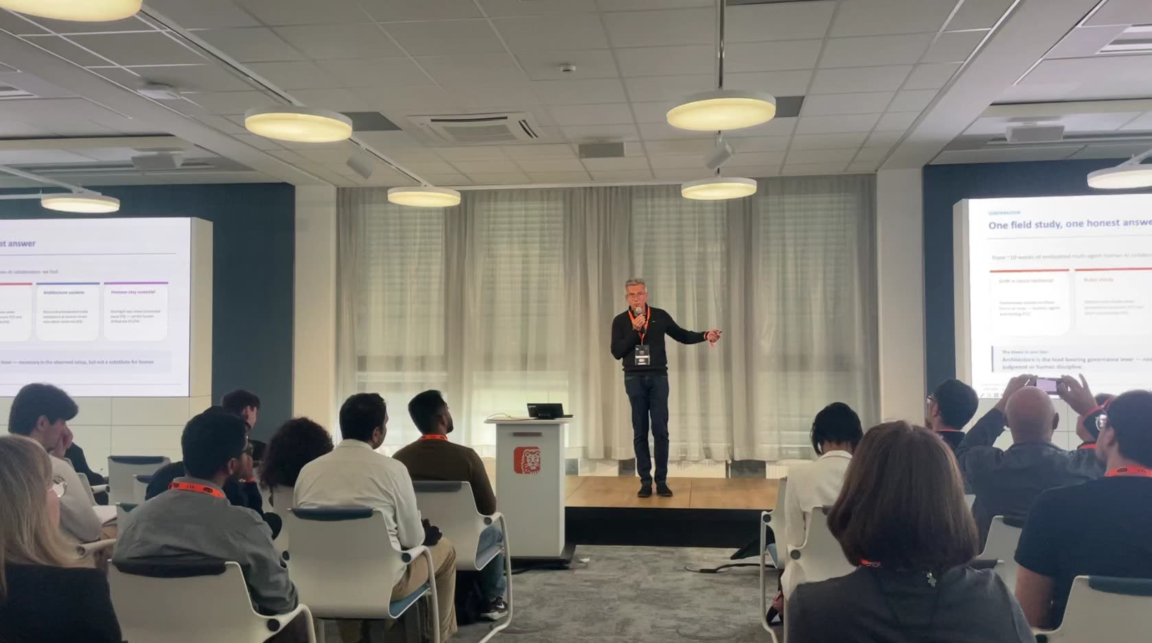 Steffen Höpfner bei einem Vortrag auf der AI Transparency Conference